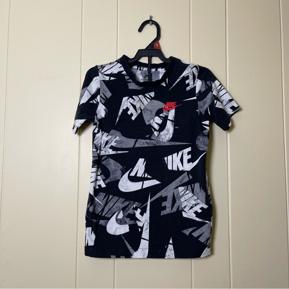 Nike Kids Black and White Graphic Tee size S - Picture 1 of 3